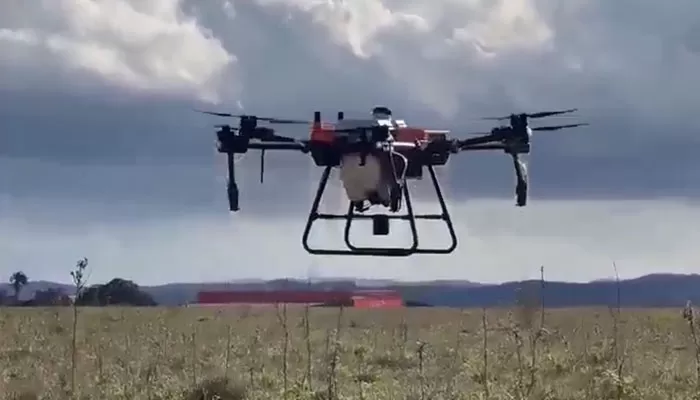 Test de drone de pulvérisation 100L
