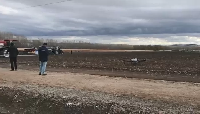 Drone pulvérisateur agricole de précision de 55L pour usage polyvalent avec radar de terrain, pouvant fonctionner de manière autonome.