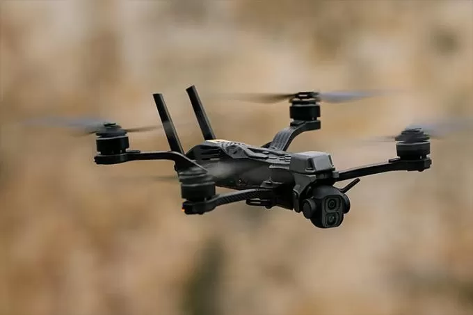 Pourquoi y a-t-il des drones dans le ciel